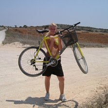 I v&auml;ntan p&aring; nytt d&auml;ck till cykeln, fick vi b&auml;r. Foto: Emelie Sahlstedt. &Aring;kare: Marl&eacute;ne Sj&ouml;din.