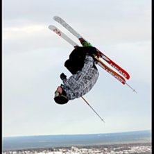 Lincon i ett handbyggt hopp.. Foto: Johan &Ouml;stgren. &Aring;kare: Jacob Gustafsson.