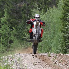 Fredrik tar upp en YZ450F p&aring; bakhjulet under en f. Foto: Jonas Emilsson. &Aring;kare: Fredrik Thor&eacute;n.