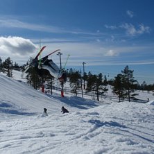 jag g&ouml;r backflip. Foto: pappa. &Aring;kare: matte anderson .