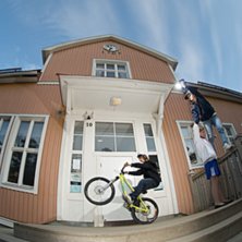 Wheelie. Foto: Simon Pont&eacute;r. &Aring;kare: Joakim Nilsson.