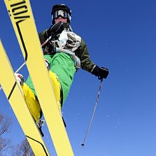 Jeppe passerar &ouml;ver huvudet p&aring; mig n&auml;r jag ligg. Foto: Mattias Pettersson. &Aring;kare: Jesper Lindberg, Lule&aring;.