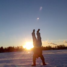 jonathan p&aring; h&auml;nder... Foto: Lina. &Aring;kare: Jonathan.