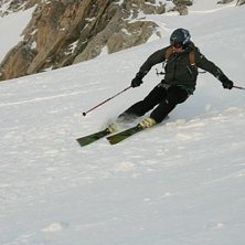 Jocke br&auml;nner p&aring; med ett leende p&aring; l&auml;pparna. Foto: Dan Bergman. &Aring;kare: Joakim Johansson.