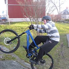 Tobbe stegrar hoppar o &aring;ker bakl&auml;nges :D. Foto: David Herrwaldsson. &Aring;kare: Tobbe Herrwaldsson.