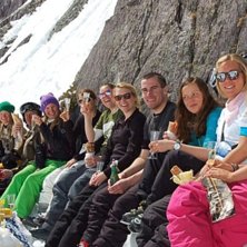 F&ouml;delsedagspicknick en solig dag i Le Tour. Foto: Louise Kruuse af Verchou. &Aring;kare: G&auml;nget.
