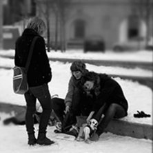 n&aring;gra tjejer som &aring;ker skridskor i kungstr&auml;dg&aring;r. Foto: Rebecca Hansson.