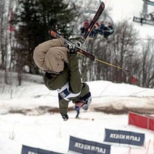 ligger i en backflip mutegrab p&aring; andra hoppet. Foto: Hed&iacute; Wiesner. &Aring;kare: Pelle Hjertman.