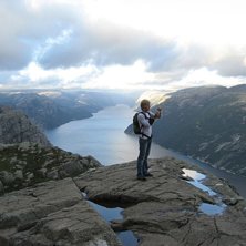 Olof beundrar utsikten. Preikestolen under v&aring;r mc. Foto: Rickard Ljunggren. &Aring;kare: Olof Magnusson.