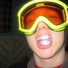 eric g&ouml;r grillz av n&aring;n tuggumif&ouml;rpackning:P. Foto: jaak. &Aring;kare: eric johansson (kruxelidux).