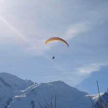 Parashooting med MontBlanc massivet i bakgrunden. Foto: Bj&ouml;rn Swed&eacute;rus. &Aring;kare: Ok&auml;nd.