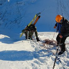 Klatring opp p&aring; topplat&aring;et til Store K&aring;gtind. E. Foto: Per Hasvold. &Aring;kare: Eik og Bj&oslash;rnulf.