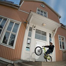 Wheelie. Foto: Simon Pont&eacute;r. &Aring;kare: Joakim Nilsson.