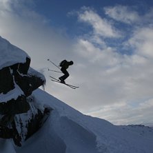 Seth hoppar ut fr&aring;n &amp;quot;Gruvan&amp;quot;, s. Foto: Johan Pettersson. &Aring;kare: Set Gustavsson.