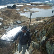 uppf&ouml;r med skidorna p&aring; ryggen. Foto: Martin Alz&eacute;n. &Aring;kare: Magnus Landgren.
