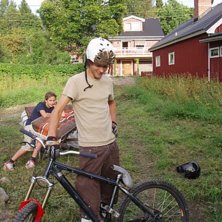 hahaha henke lyckas med alt!!! haha . Foto: han med kamran eller?. &Aring;kare: henke !!!.