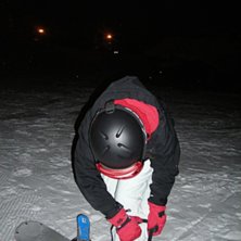 stina ska testa p&aring; snowboard en kv&auml;ll . Foto: emma. &Aring;kare: stina.