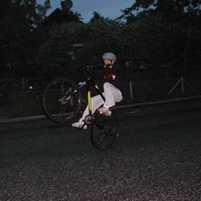 Jag p&aring; sebbes cykel ja wheelar i uppf&ouml;rs backe t. Foto: sebastian hermansson. &Aring;kare: Jag.