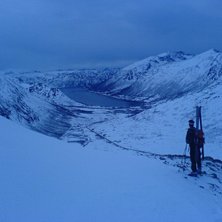 Utsikt mot Kattfjorden.  Det er korte dager og lit. Foto: Per Hasvold. &Aring;kare: St&aring;le Frisvold.