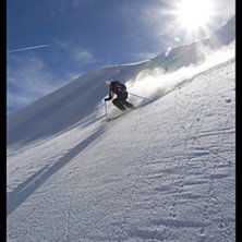 Martin k&ouml;r chicken race mot flygplanet p&aring; v&auml;g m. Foto: Christian &Aring;kesson. &Aring;kare: Martin Holm.