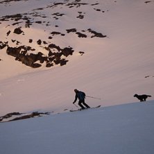 Topptur i midnattsol, Isig skare till &amp;quot;sl. Foto: Mats M&auml;ki. &Aring;kare: Jonny &Ouml;hrn och Filur.