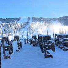Uken har startet med nysn&oslash; fra himmelen og kanone.
