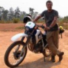 p&aring; motorcykel i cambodia. &Aring;kare: tobias m.