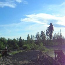 Jag p&aring; Cykeln. Tolkar fart med Jockes gammla 430:. Foto: Henrik Larsson. &Aring;kare: Jim &Aring;hl.