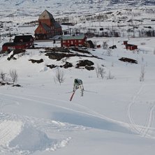 jag och n&aring;gra polare var uppe &aring; byggde ett hopp . Foto: linus roos. &Aring;kare: axel bergbom (jag).