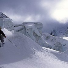 Wolfgang Huber hoppar mellan sprickorna i Chamonix. Foto: Fredrik Schenholm. &Aring;kare: Wolfgang Huber.