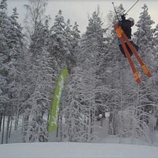 med isiga hopp och endast en filmkamera vare lite . Foto: klas fader. &Aring;kare: marcus olsson.