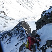 Korta skidor underl&auml;ttar vid kl&auml;ttringen. Foto: tryggve tir&eacute;n.
