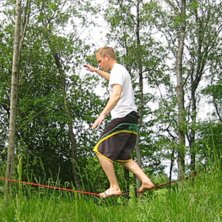 Slackline, inte direkt kung &auml;nnu, men sjukt kul!. Foto: Oscar Arvidsson. &Aring;kare: Martin Arvidsson.