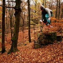 Markus droppar en sten ner i l&ouml;ven. Har man inte . Foto: Christoffer Engstr&ouml;m. &Aring;kare: Markus Engstr&ouml;m.