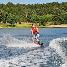 Denna &aring;kare &auml;r ganska ny p&aring; wakeboard och s&aring;le. Foto: Daniel Skilberg.