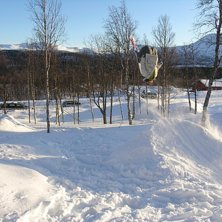 Backflip vid huset i kittel. Foto: Brorsan. &Aring;kare: jag.