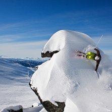 Hitta en schyyst sten med nysn&ouml; och gunte besluta. Foto: Marcus Olsson. &Aring;kare: Gunnar Janson.