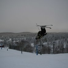jorde ett fett nice hopp i gr&ouml;nklitt en varm dag!. Foto: Sven Bogg. &Aring;kare: jag.