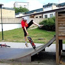 Marcus g&ouml;r en finger flip i b&ouml;dasand. Foto: Kevin Kellerman. &Aring;kare: Marcus Klintberg.