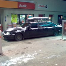 Skid o party limon d&aring; vi stanar o tar en benstr&auml;. Foto: Jag. &Aring;kare: 7pers &aring;ker i limon.
