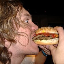 V&auml;rdens st&ouml;rsta och m&ouml;jligen godaste hamburgare. &Aring;kare: Calle Lindberg.