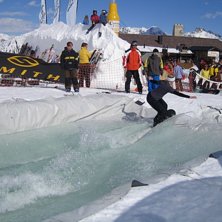 H&auml;rligaste t&auml;vlingen denna vinter... aningen bl�. Foto: Anna Augustsson. &Aring;kare: Eva Ernstson.