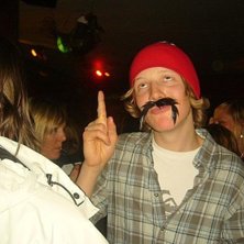 mustaschfest p&aring; funky chicken. Foto: ok&auml;nd. &Aring;kare: Jonathan Skogh.