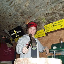 Stubben ett h&auml;rligt &ouml;sterrikiskt s&auml;llskapsspel . Foto: Kasper Kristensson. &Aring;kare: Filip Eklund.