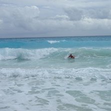 Tog boogieboarden till stranden tidigt p&aring; morgone. Foto: Olle. &Aring;kare: Johan Wadsten.