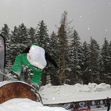 Foto: Jan Stala. &Aring;kare: The trainer of the female Chinese half pipe snowboard team bonk the barrel.
