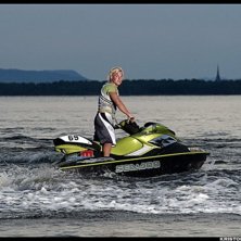 En passiv bild p&aring; en polare som glider runt p&aring; s. Foto: Kristoffer Lindgren. &Aring;kare: Jonatan Steen.