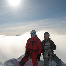 Dimman l&aring;g som ett lock &ouml;ver dalen, men p&aring; topp. Foto: Simon. &Aring;kare: Carl Fredrik Lindberg och Rickard.