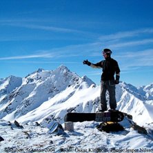 Uppe vid korset p&aring; Stuben, St. Anton. I bakgrunde. Foto: Jesper Nilsson. &Aring;kare: Oskar Kindbom.