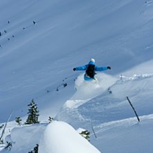Hoppar ut &ouml;ver ett igensn&ouml;at tr&auml;d p&aring; T3.. Foto: Per Nyberg. &Aring;kare: Emil Rydell.